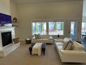 Smart TV, fireplace