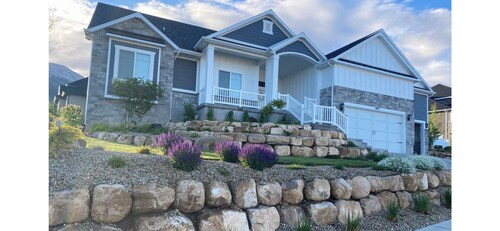 Spacious 6-bedroom house in Salem, UT with AC and an outdoor basketball court