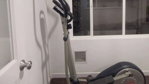 Ein Zimmer mit einem Stillrad, einem Fenster und einer Tür.