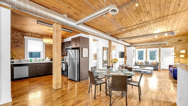 Dining - *RARE LOFT* Huge Artistic Gem in Heart of Downtown (Toronto)