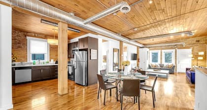 *RARE LOFT* Huge Artistic Gem in Heart of Downtown