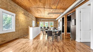 Lobby - *RARE LOFT* Huge Artistic Gem in Heart of Downtown (Toronto)