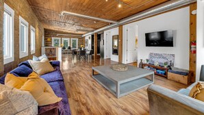 Living area - *RARE LOFT* Huge Artistic Gem in Heart of Downtown (Toronto)