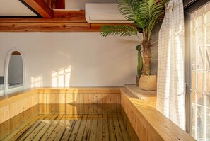1 bedroom, free WiFi - Gyeongju Palace Hanok Kids Pool Villa (Gyeongju)