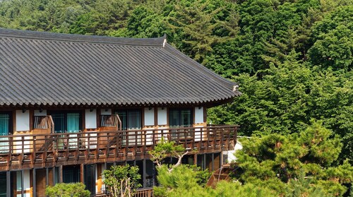 Gyeongju Palace Hanok Kids Pool Villa