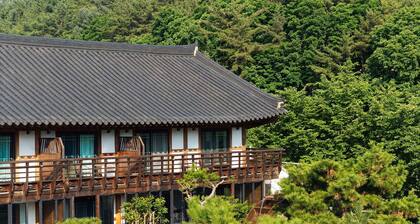 Gyeongju Palace Hanok Kids Pool Villa