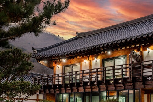 Gyeongju Palace Hanok Kids Pool Villa