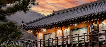 Gyeongju Palace Hanok Kids Pool Villa