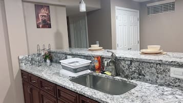 Køleskab, mikrobølgeovn, kaffe-/temaskine, elkedel