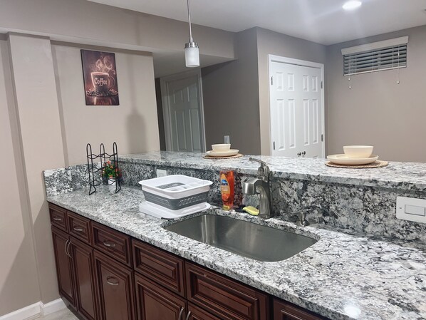 Fridge, microwave, coffee/tea maker, electric kettle - 3-bedroom apartment in Woodbridge close to shopping centers, restaurants and DC (Woodbridge)