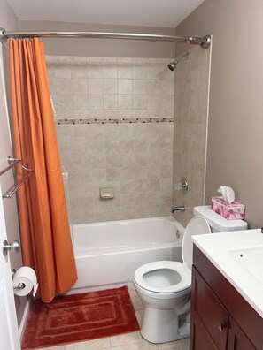 Towels, soap, toilet paper - 3-bedroom house in Woodbridge close to shopping centers, restaurants and DC (Woodbridge)
