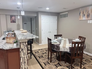 Dining - 3-bedroom apartment in Woodbridge close to shopping centers, restaurants and DC (Woodbridge)