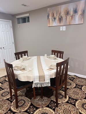 Dining - 3-bedroom house in Woodbridge close to shopping centers, restaurants and DC (Woodbridge)