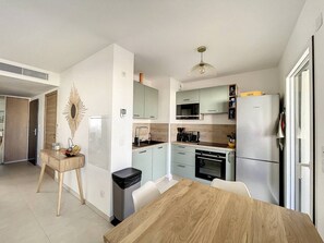 Kühlschrank, Ofen, Kochgeschirr/Geschirr/Besteck