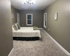 Free WiFi, bed sheets - 3-bedroom house in charming Mount Morris with an indoor heated pool. (Mount Morris)