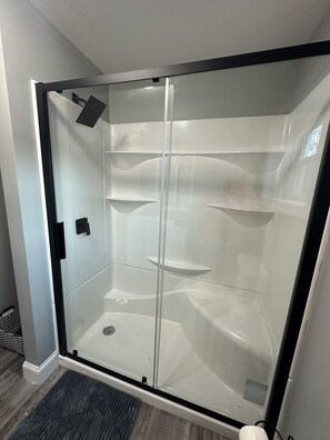 Towels, soap, toilet paper - 3-bedroom house in charming Mount Morris with an indoor heated pool. (Mount Morris)