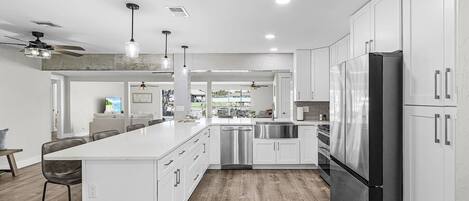 Frigorífico, microondas, horno y placa de cocina