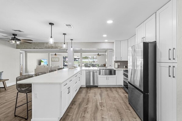 Fridge, microwave, oven, stovetop - Gulf Access Retreat with Pool, Kayaks, Fire Pit (Cape Coral)