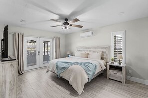 5 bedrooms, desk, iron/ironing board, free WiFi - Gulf Access Retreat with Pool, Kayaks, Fire Pit (Cape Coral)
