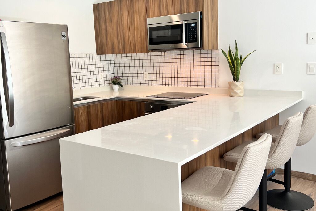 Een koelkast, een microgolfoven, een oven, een kookplaat