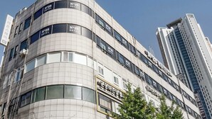 A multi-story hotel with a curved facade, multiple windows, and signage indicating it is the N°25 Hotel. - Bucheon Songnae Number 25 (Bucheon)