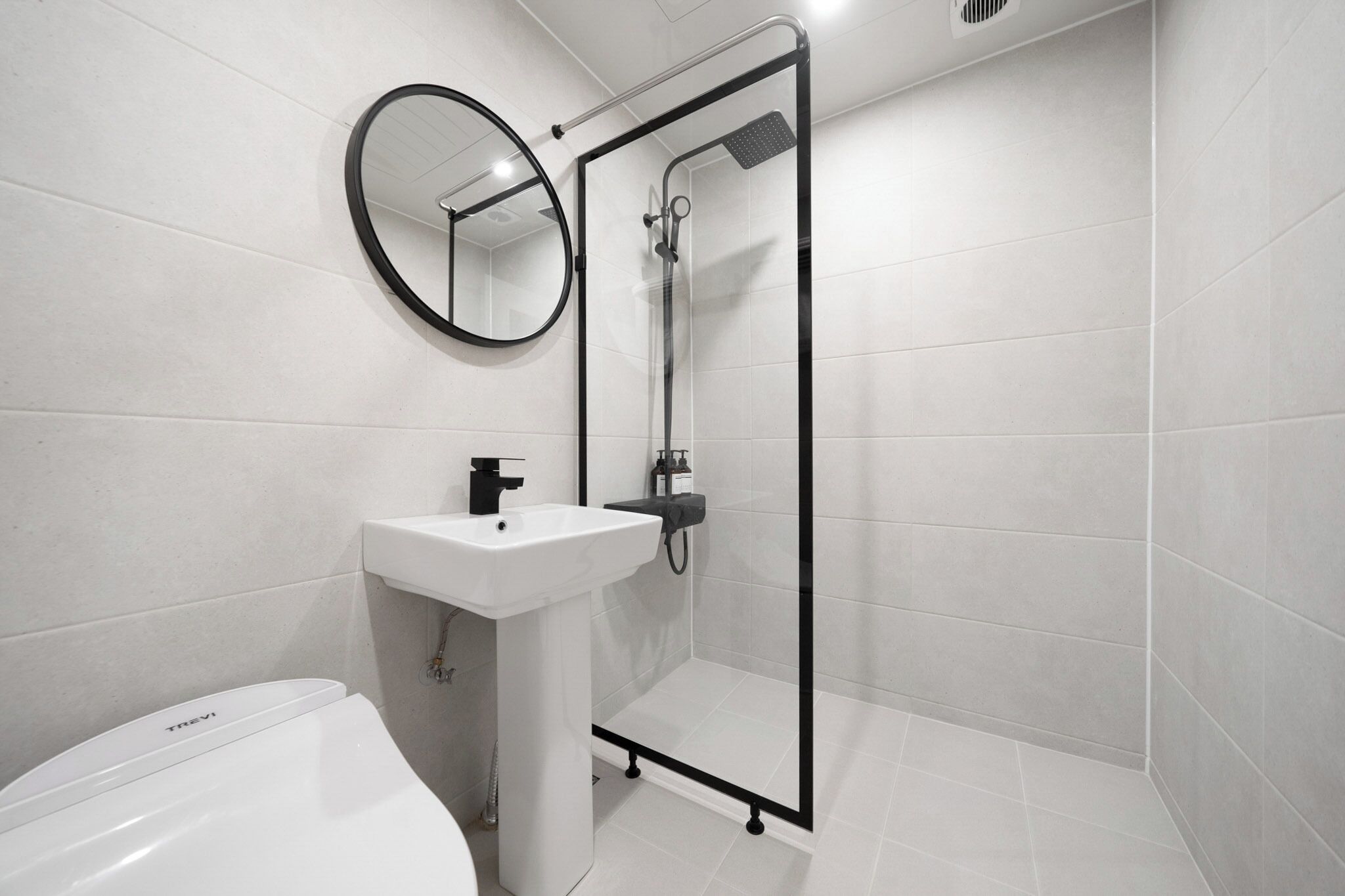 1PC Room | Bathroom | Shower, hair dryer, towels, soap