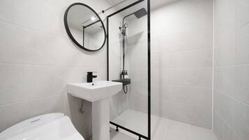 1PC Room | Bathroom | Shower, hair dryer, towels, soap