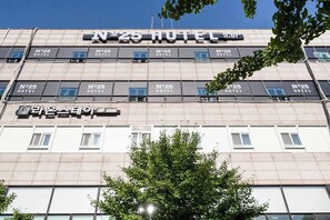 A hotel building with multiple signs reading "N°25 HOTEL" and a sign for "Korean Air". - Bucheon Songnae Number 25  (Bucheon)