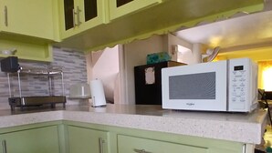 Cafetière/bouilloire, réfrigérateur, micro-ondes, four