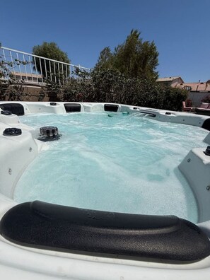 Outdoor spa tub - The Coachella Gem with Spa and Fire-pit sleeps 14 (Coachella)