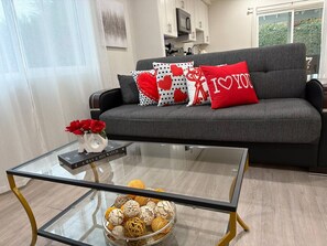 TV - The Coachella Gem with Spa and Fire-pit sleeps 14 (Coachella)