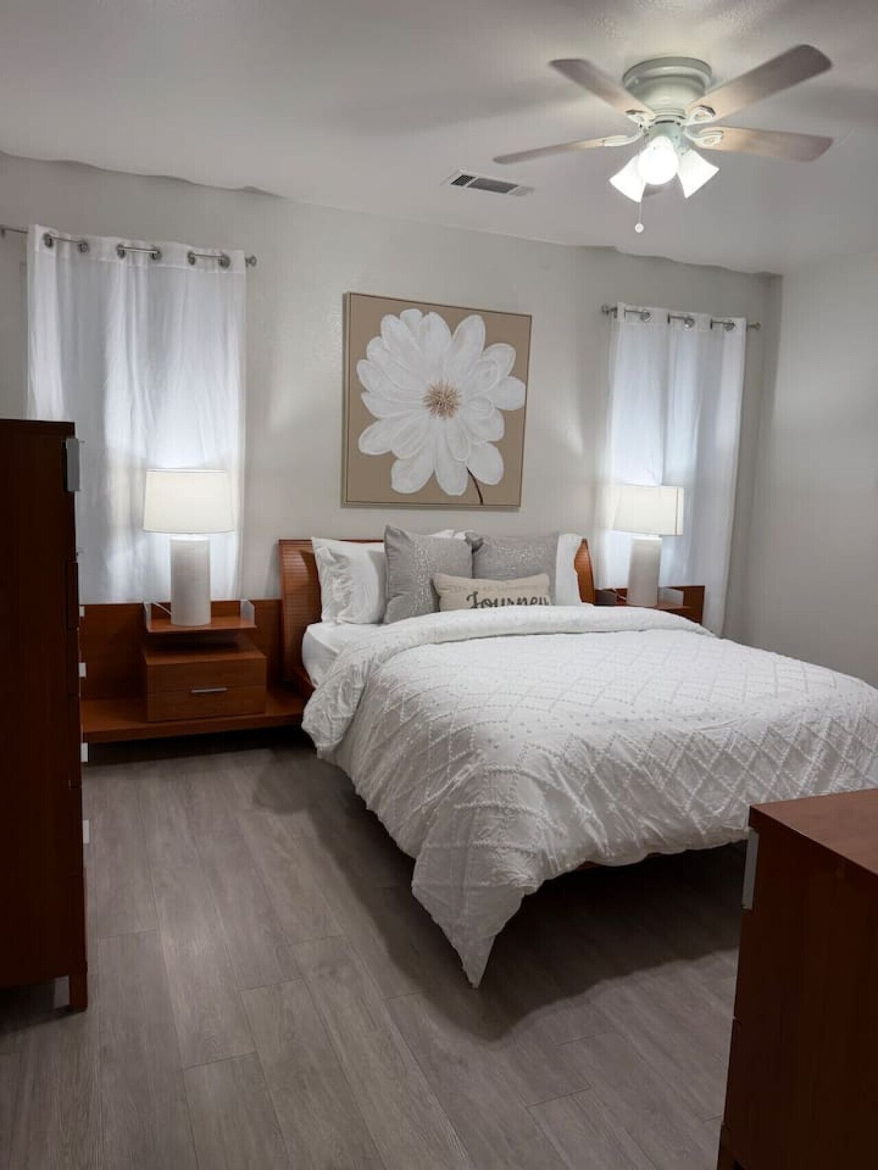 Bureau, fer et planche à repasser, lit parapluie, Wi-Fi