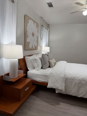 Desk, iron/ironing board, travel cot, WiFi - The Coachella Gem with Spa and Fire-pit sleeps 14 (Coachella)