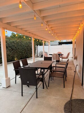 Outdoor dining - The Coachella Gem with Spa and Fire-pit sleeps 14 (Coachella)
