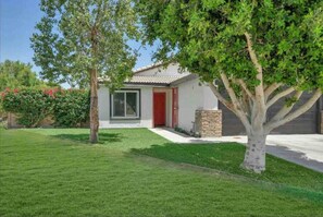 Exterior - The Coachella Gem with Spa and Fire-pit sleeps 14 (Coachella)