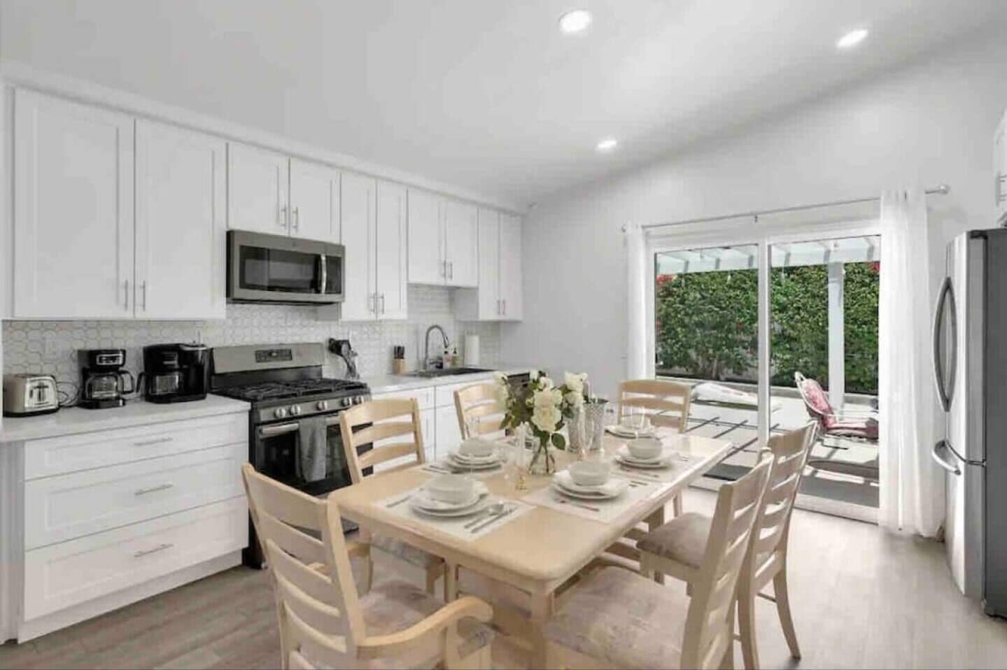 Kj øleskap, mikrobølgeovn, ovn og kokeplater