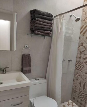 Shower, hair dryer, towels, soap - House in gated community, 12 min from Guadalajara Stadium (Zapopan)