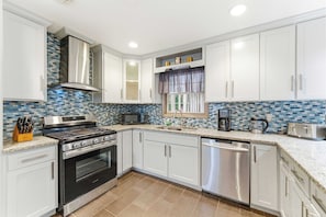 Fridge, microwave, oven, stovetop - Amber Way House · Spacious Acworth Home (Acworth)