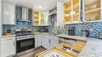 冰箱、微波炉、烤箱、炉灶