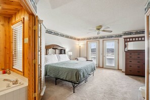 2 bedrooms, iron/ironing board, travel cot, WiFi - Sir Lake-a-Lot`s Beachfront at Lighthouse Cove (Wisconsin Dells)