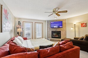 Tabla de planchar con plancha, cuna de viaje, wifi y ropa de cama 