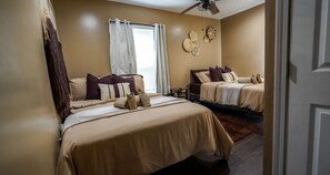 2 bedrooms, iron/ironing board, WiFi, bed sheets - AIRPORT OASIS -Columbus with cool AC breeze (Columbus)