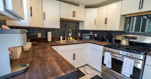 Private kitchen - AIRPORT OASIS -Columbus with cool AC breeze (Columbus)