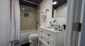 Regadera, toallas, jabón, papel de baño 