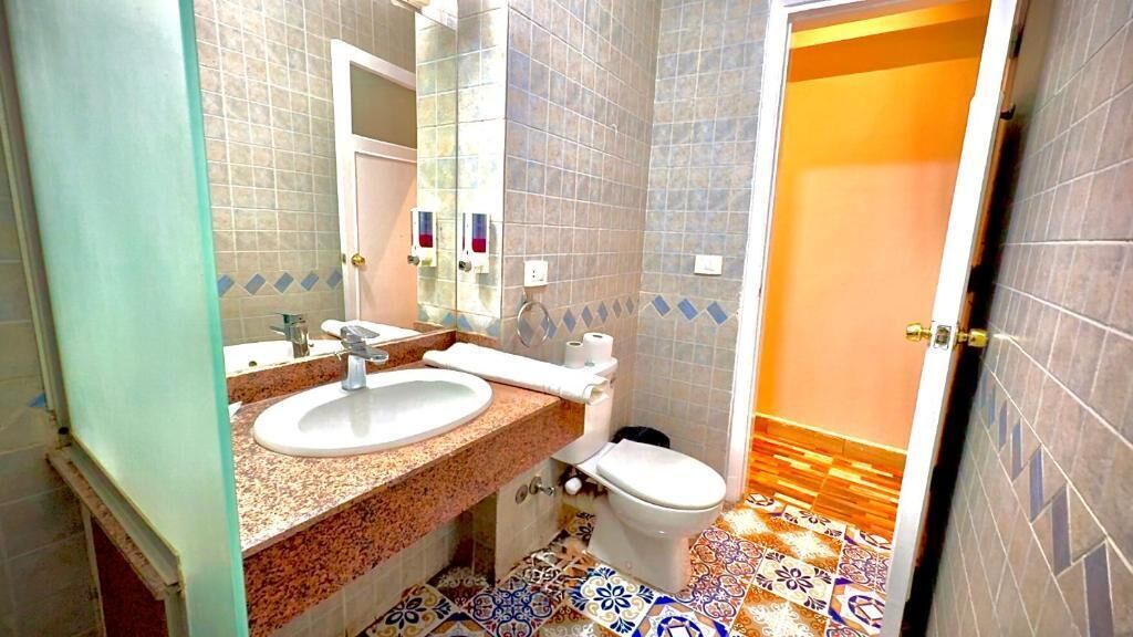 Bañera, artículos de higiene personal gratuitos y secador de pelo