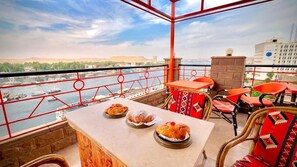 Outdoor dining - Nile Hotel  (Aswan)
