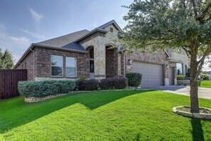 Exterior - Luxury 5BR Retreat w/ Office, Wine Bar, Gym + Barn (Little Elm)