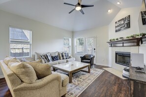 Computer monitors - Luxury 5BR Retreat w/ Office, Wine Bar, Gym + Barn (Little Elm)