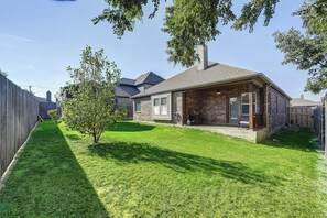Exterior - Luxury 5BR Retreat w/ Office, Wine Bar, Gym + Barn (Little Elm)