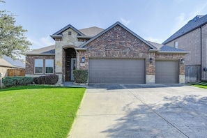 Exterior - Luxury 5BR Retreat w/ Office, Wine Bar, Gym + Barn (Little Elm)